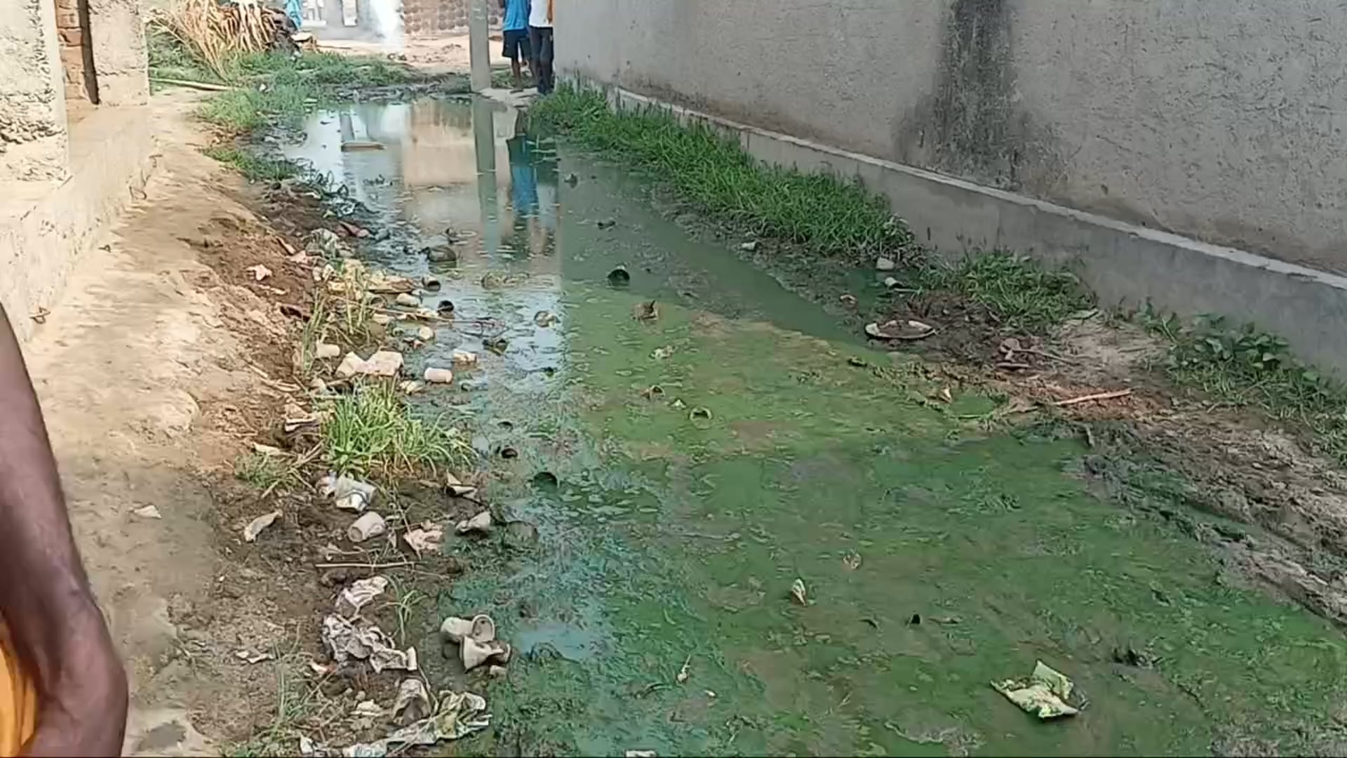 सिरदला प्रखंड के रूपाय गांव के वार्ड नंबर 2 में पीसीसी सड़क पर जमा गंदे नाली का पानी, आवागमन बाधित, संक्रमण का खतरा
