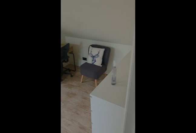 Large Double Room in Quiet Johnstone Home — Just O Main Photo