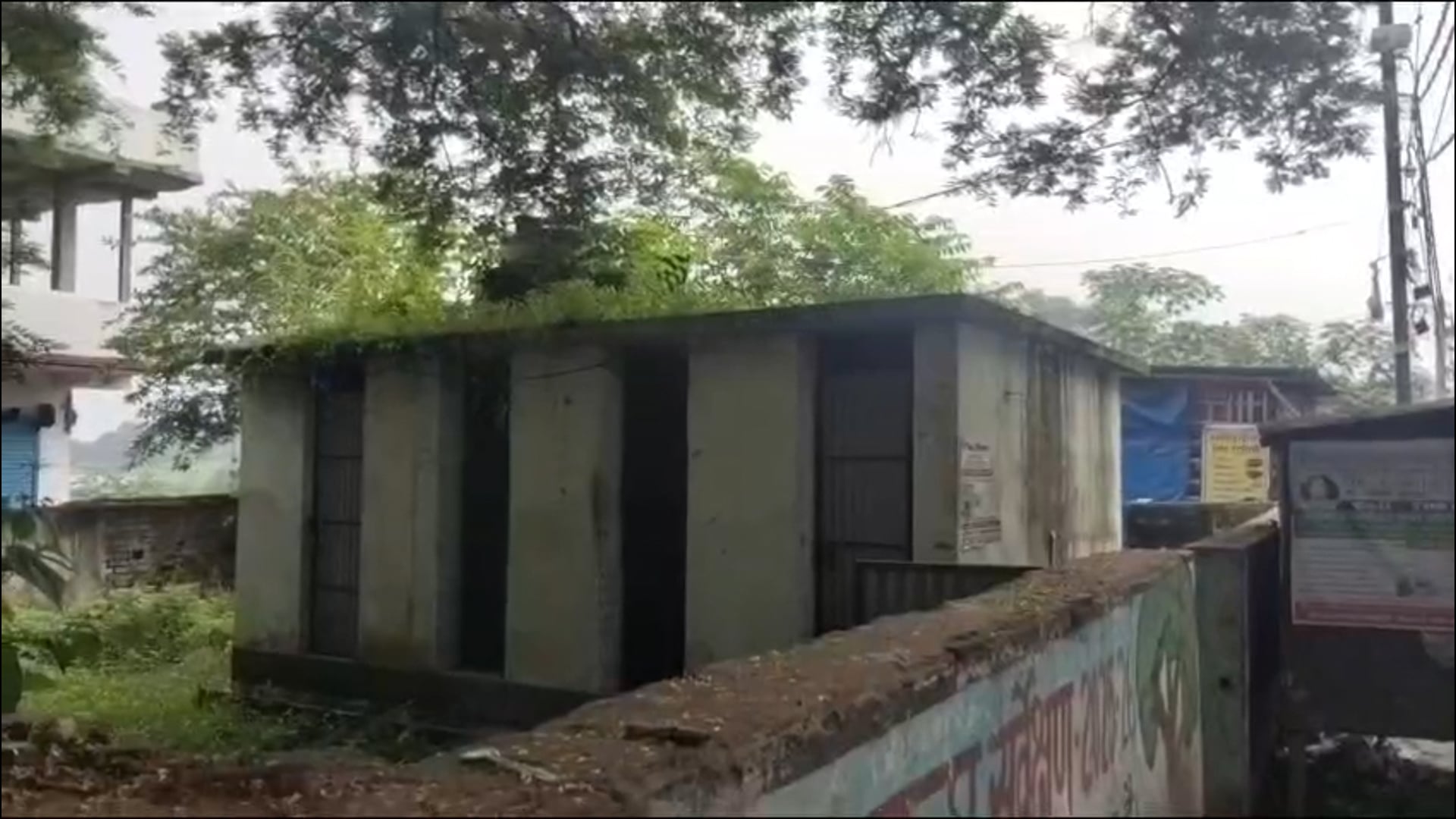 सरकारी धन बहा, सुविधा गायब! अमरपुर बस स्टैंड का सार्वजनिक शौचालय बना सरकारी लापरवाही का स्मारक