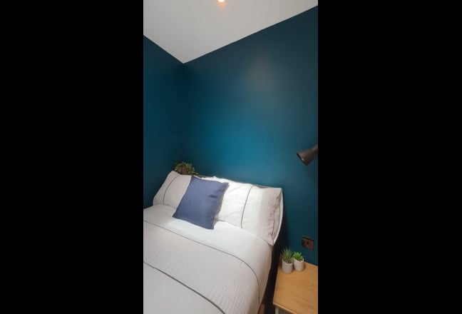 Double En-Suite Room,parking,ultra wifi,bills inc Main Photo