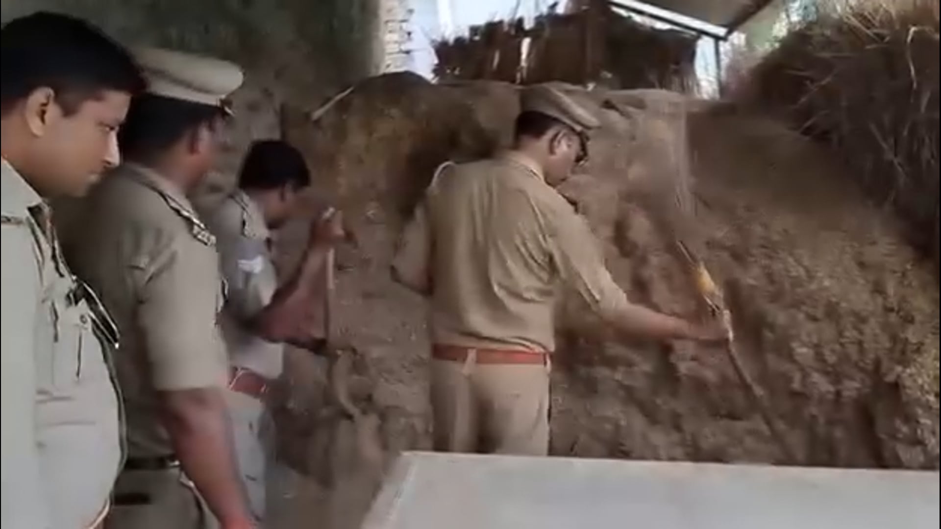 भूसे के ढेर में राम मंदिर से चोरी गए चढ़ावे के रुपए तलाश करती पुलिस,