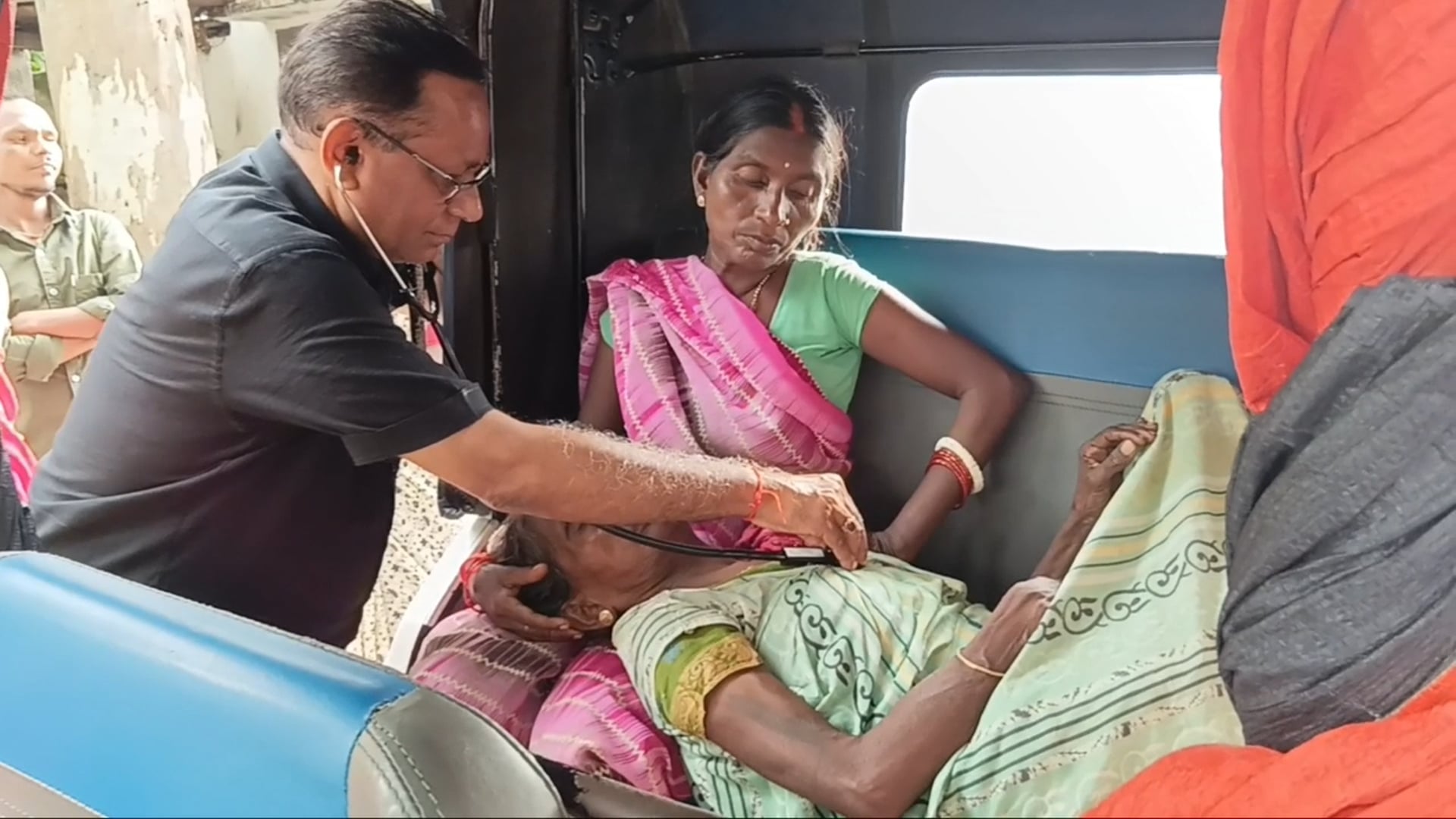 70 वर्षीय वृद्ध महिला की अचानक तबियत बिगड़ी, प्राथमिक उपचार के बाद नवादा रेफर