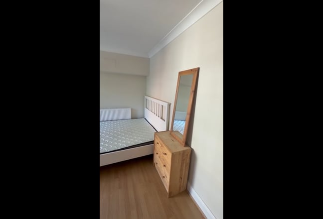 Large Double Room for Rent – Poplar High Street, E Main Photo