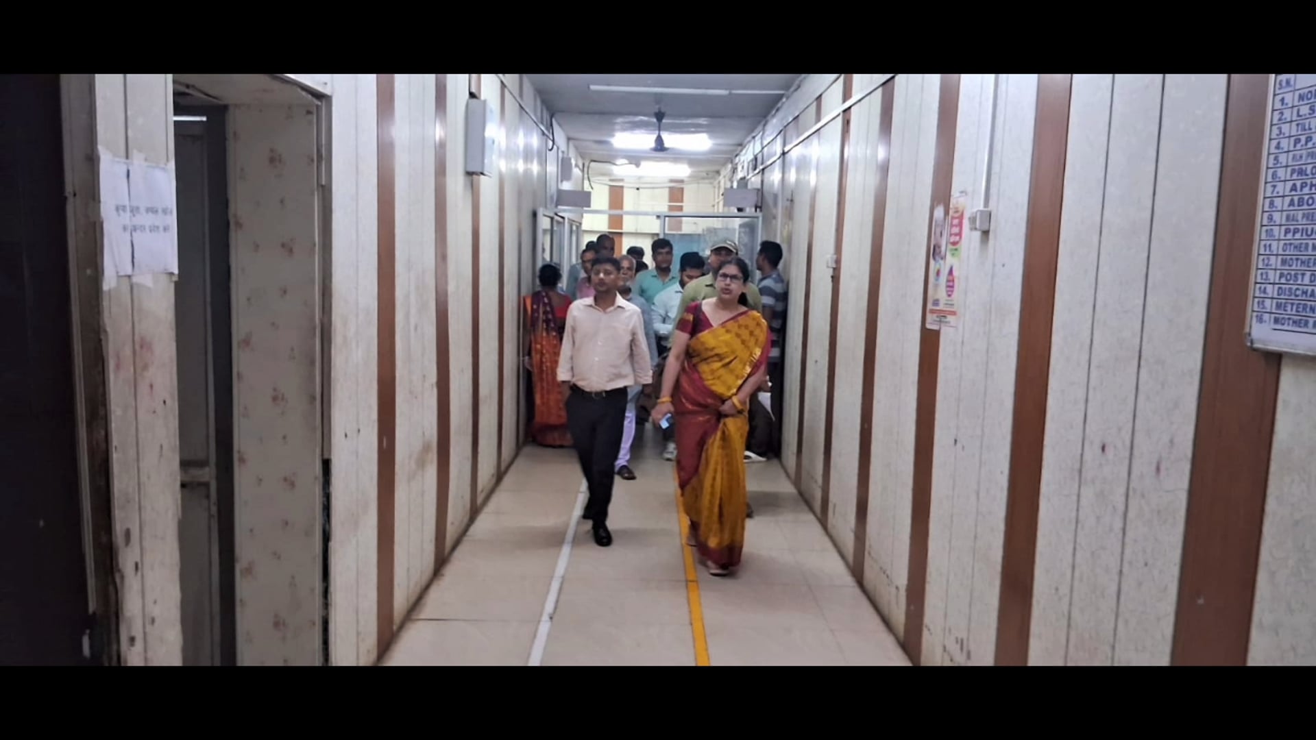 रेफरल अस्पताल पहुंचे बीडीओ प्रतिक राज, साफ सफाई और भवन मरम्मत के दिए निर्देश।