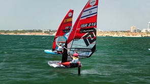 Els més de 400 regatistes del Campionat del Món Juvenil d'IQFoil desafien la tramuntana