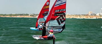 Els més de 400 regatistes del Campionat del Món Juvenil d'IQFoil desafien la tramuntana