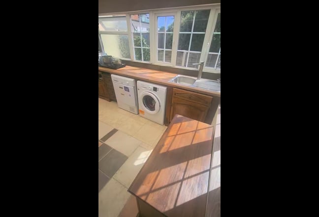 Single bedroom with bathroom and kitchen Main Photo