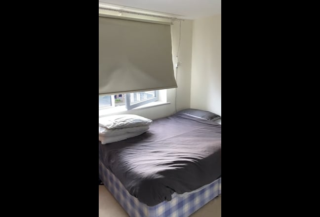 Large double room available in Westferry! Main Photo