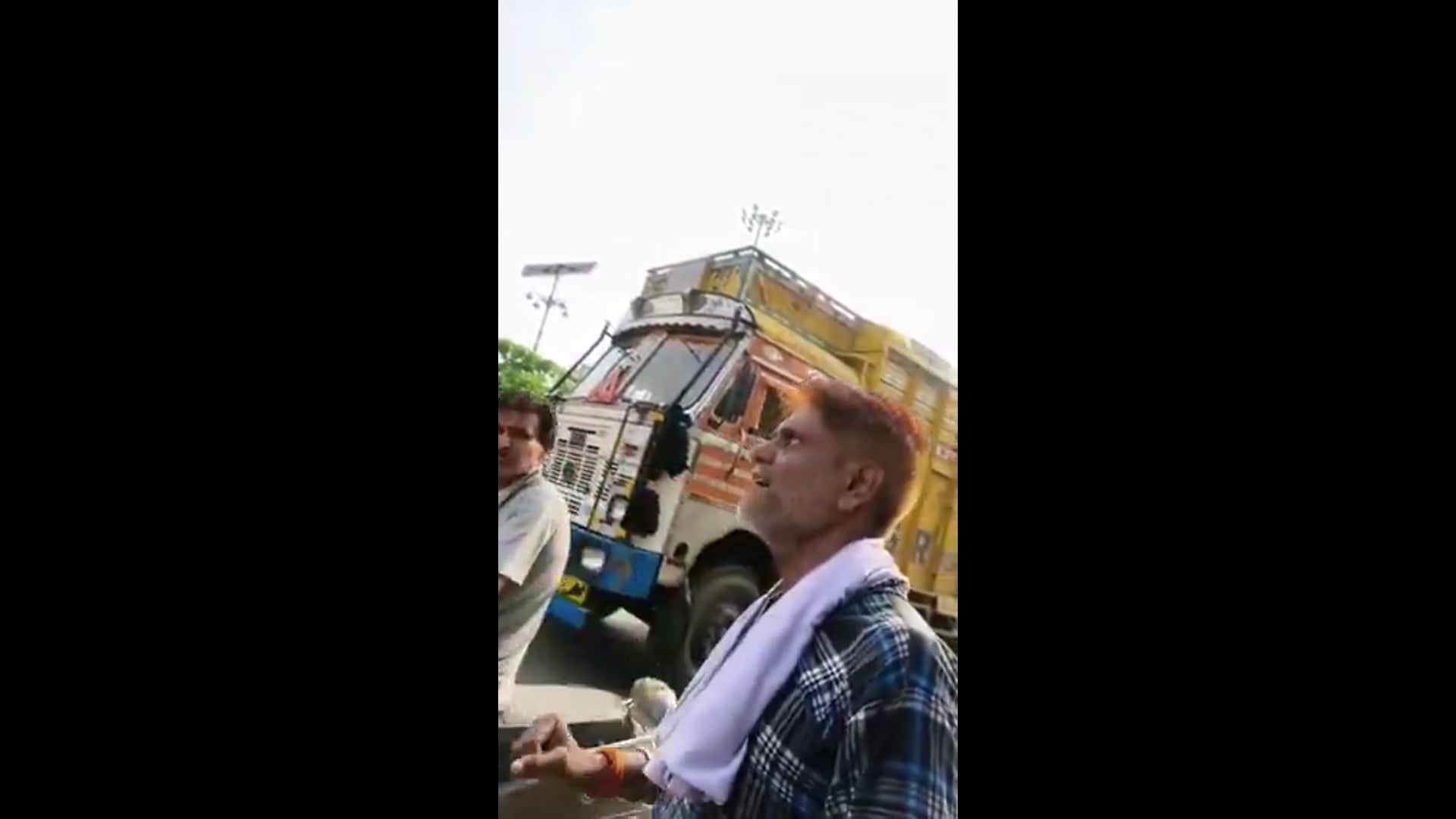 ▶️.....अध्यक्ष की गाड़ी है, ट्रैफिक बंद हो जाएगा'- पुलिस को सीधी धमकी
उत्तर प्रदेश: अलीगढ़ में गांधी पार्क चौराहे पर परीक्षा के दौरान ड्यूटी पर