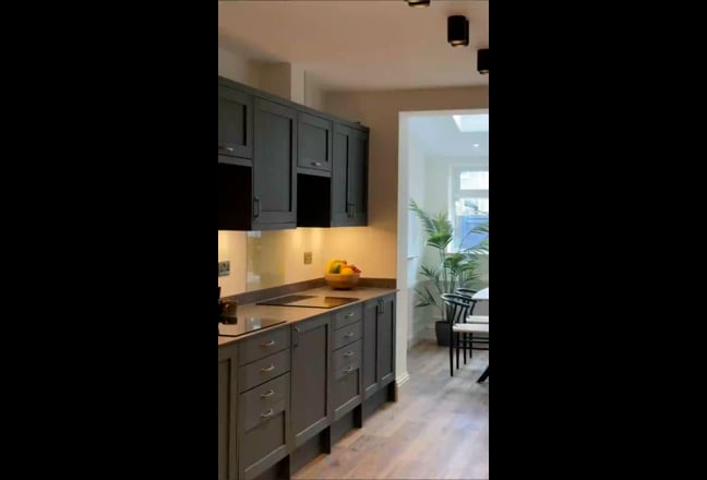 Spacious ensuite in a sociable house share Main Photo