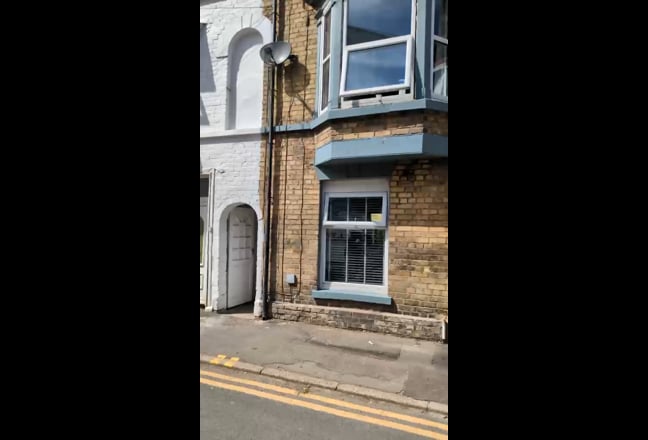 - HOUSE SHARE  Main Photo