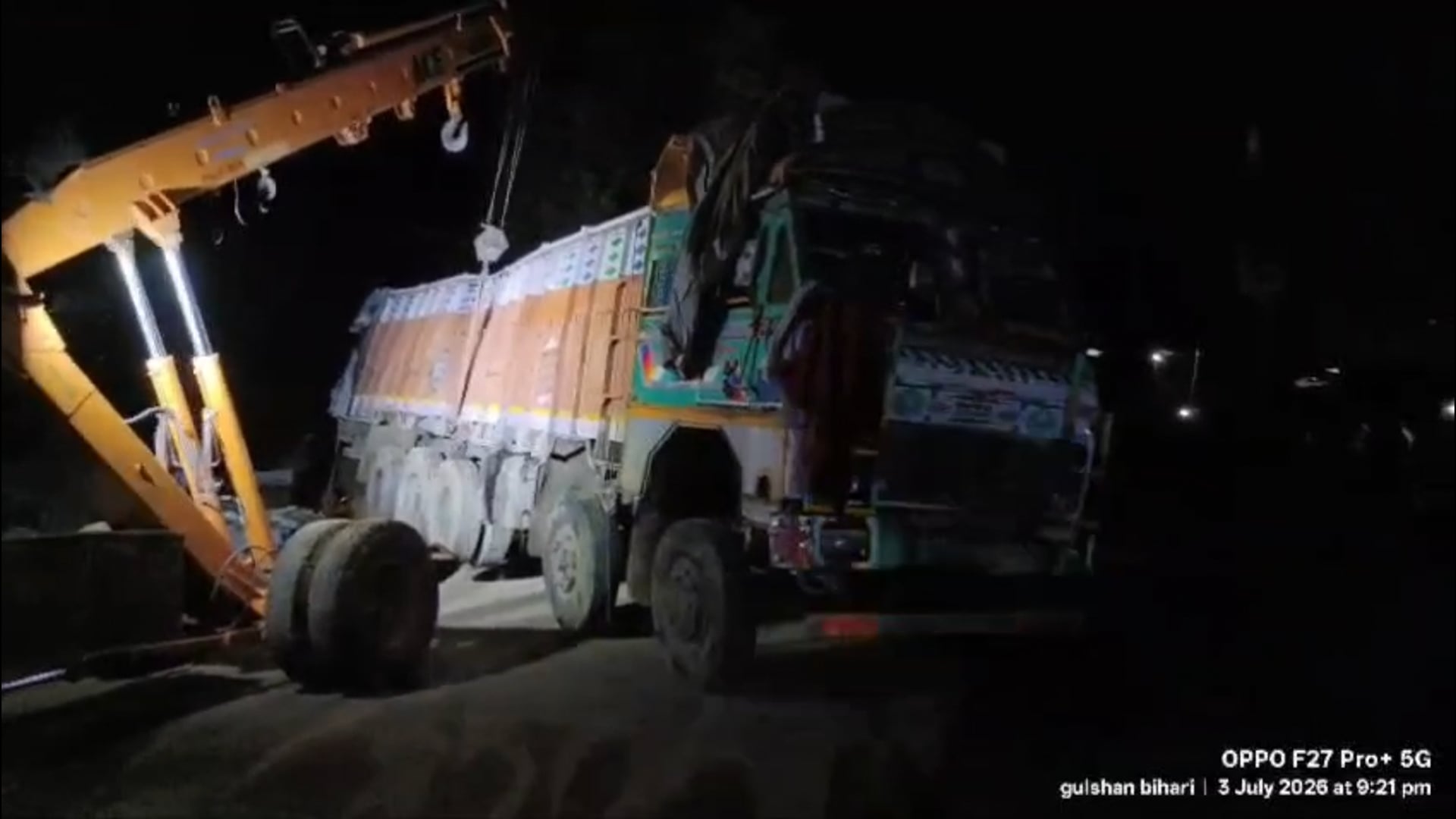 रफ्तार का कहर: छह वर्षीय मासूम को कुचल पलटा खाद लदा ट्रक, मौत के बाद भड़का जनाक्रोश; पथराव में कई पुलिसकर्मी घायल 