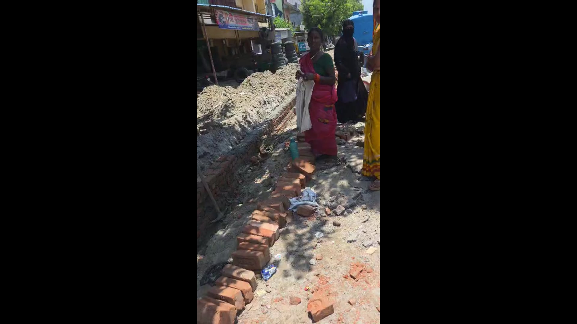 पलिया स्थित शारदा पेट्रोल पंप के 'मुफ्त पानी' पर ताला, स्कूली बच्चों व राहगीरों को नहीं पीने दिया जाता है पानी
