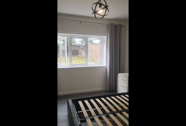 Lovely 1 bedroom flat with sunny garden  Main Photo
