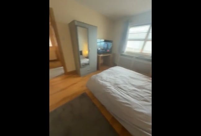 Spacious double room close to Altnagelvin Hospital Main Photo