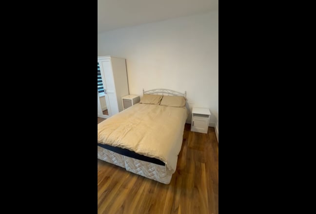 Modern 2 Spacious Double rooms - available now.!!  Main Photo