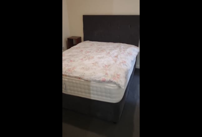 Large Double room available with one bathroom  Main Photo