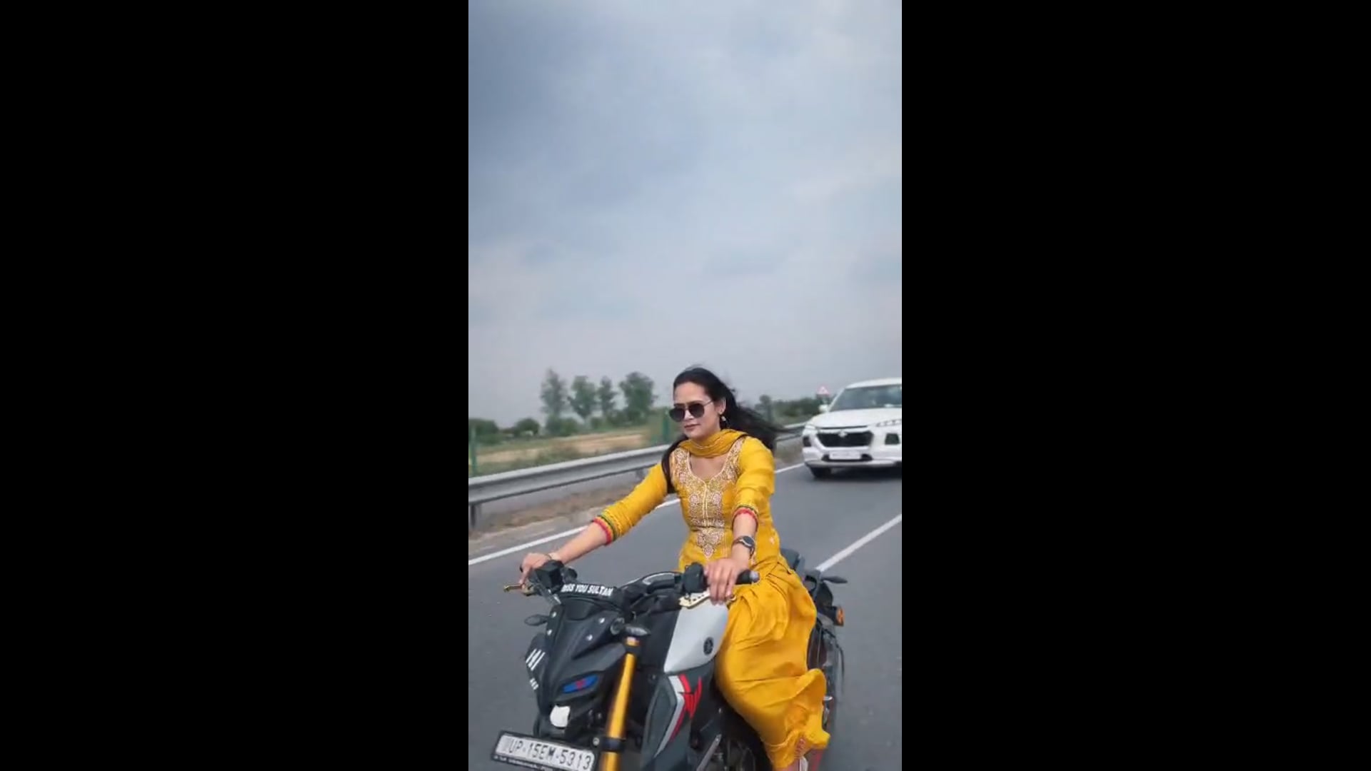 ▶️.....निशा ब्यूटिशियन थी। एक दुकान चलाती थी। 
इसके अलावा उन्हें वीडियो बनाने का शौक था।
वह अक्सर स्पोर्ट्स बाइक चलाते हुए दिखती थी। 
इंस्टाग्राम पर 24 हजार से ज्यादा फॉलोवर है। 
पति प्रदीप भी कई बार पत्नी के साथ वीडियो बनाते और उसे पोस्ट करते थे। 
लेकिन पिछले एक 1-2 हफ्तों से वह रिश्तों में असहजता वाले वीडियो पोस्ट करते थे। 
अब निशा की चाकू से हमला करके हत्या कर दी गई है!