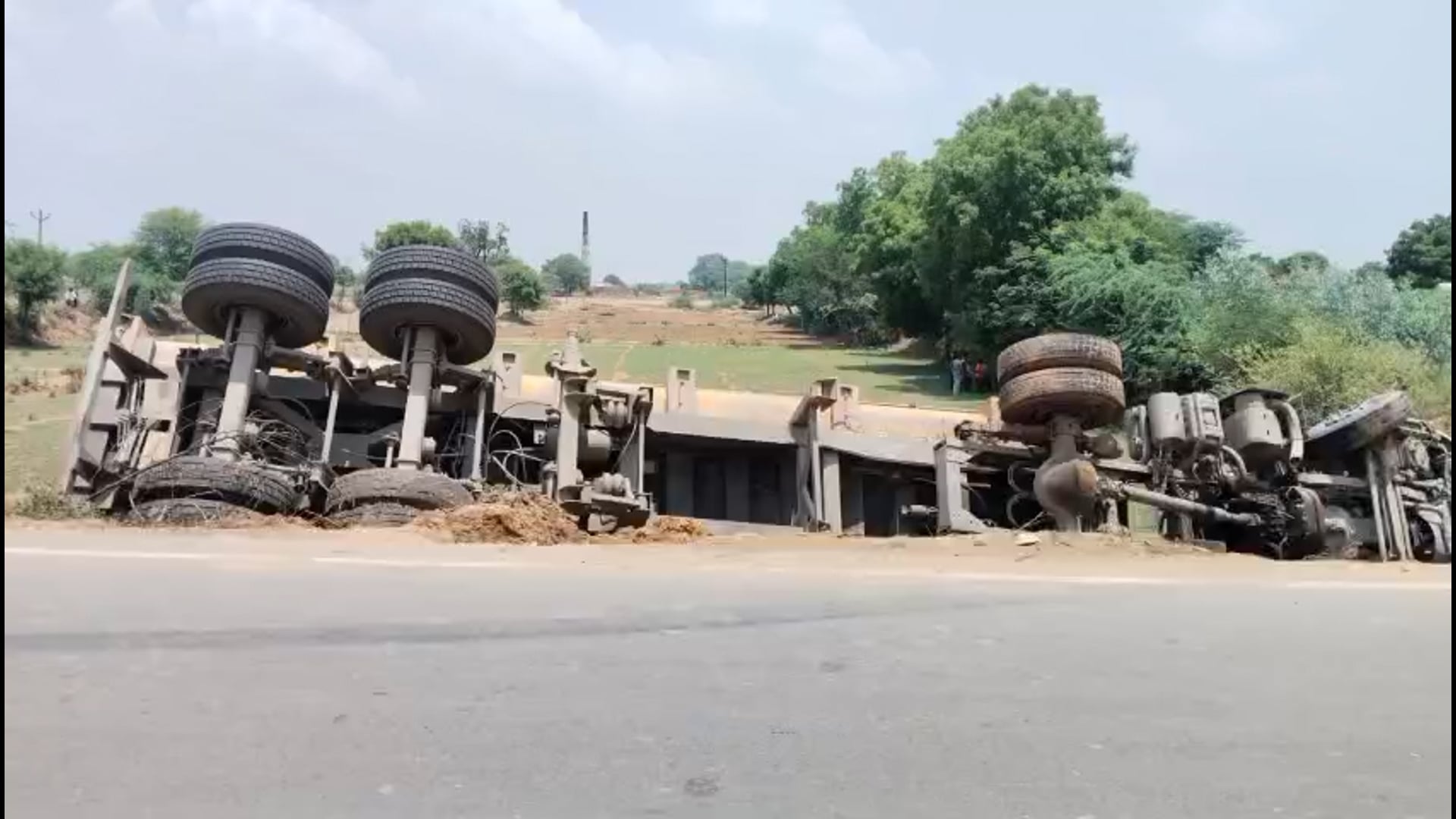 गिट्टी से भरा ओवरलोड ट्रक पलटा,हादसा होने से टला 