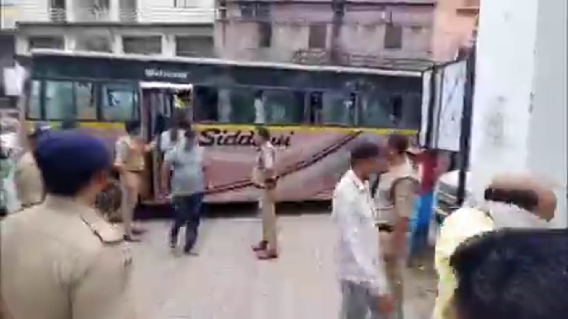 ▶️....उत्तराखंड - रामनगर के सांवल्दे क्षेत्र स्थित एक्रोन हाईडवे रिसॉर्ट में पुलिस ने छापेमारी कर देह व्यापार के एक बड़े नेटवर्क का खुलासा करने का दावा किया है
कार्रवाई के दौरान पुलिस ने कुल 52 लोगों को हिरासत में लिया है, जबकि नेपाल, पश्चिम बंगाल और उत्तर प्रदेश की 16 युवतियों को भी हिरासत में लिया गया है