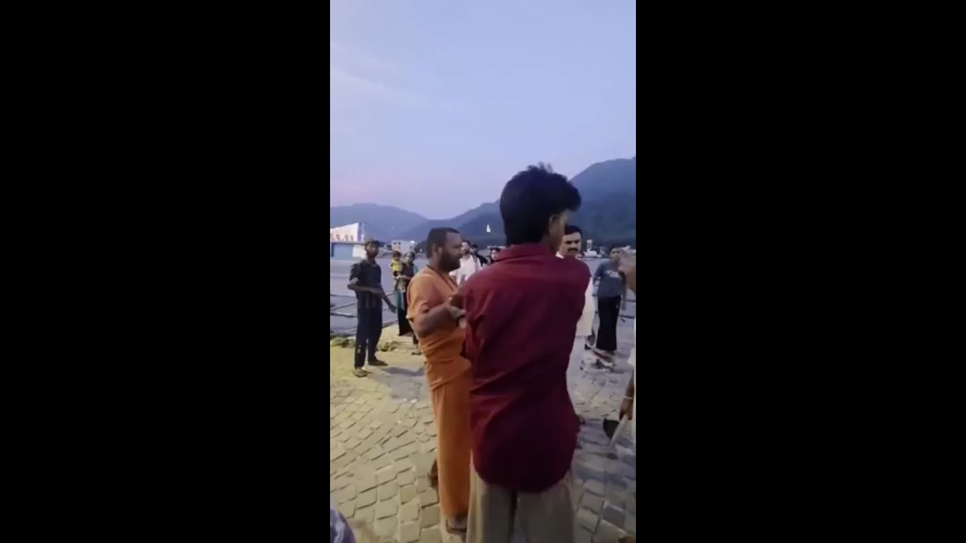 ▶️....उत्तराखंड- ऋषिकेश में एक भगवा चोला धारण किए हुए व्यक्ति पर कुछ छोटी बच्चियों ने छेड़छाड़ का आरोप लगाया। आरोपों के बीच मौके पर मौजूद लोगों ने संबंधित व्यक्ति के साथ मारपीट की और इसकी सूचना तत्काल पुलिस को दी