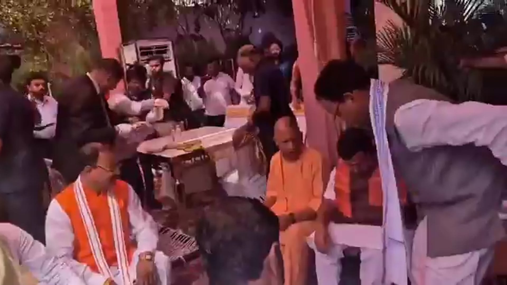 ▶️.....राष्ट्रीय अध्यक्ष भाजपा नितिन नवीन, मुख्यमंत्री योगी आदित्यनाथ, उपमुख्यमंत्री केशव प्रसाद मौर्य सहित कई नेताओं ने उपमुख्यमंत्री ब्रजेश पाठक के आवास पर आयोजित आम की दावत में शिरकत की
