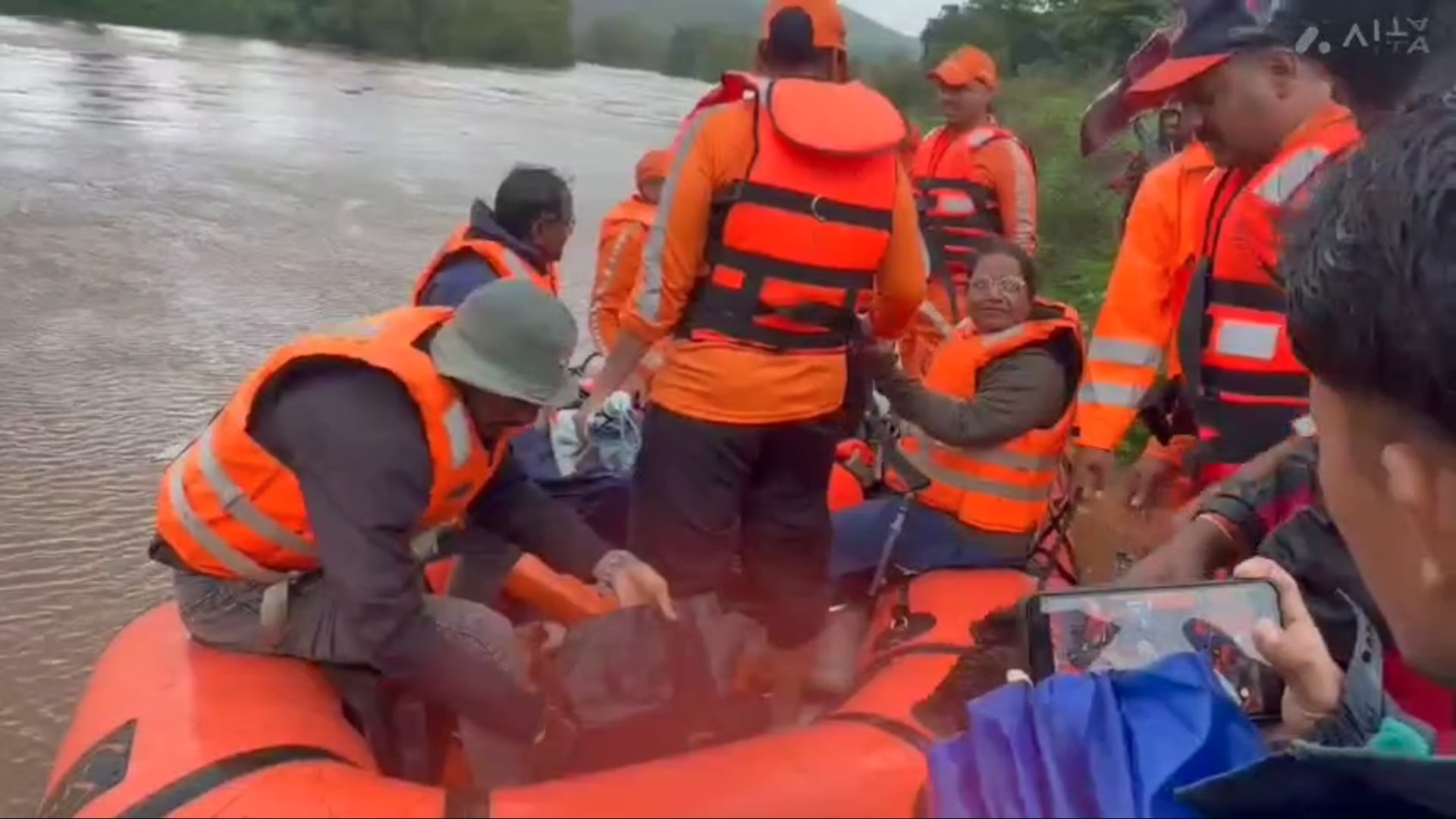 कोल्हापूर जिल्हेके बाजार भोगाव में आज NDRF जवान और  आपत्कालीन व्यवस्थापन की ओर से लोगो को ट्रेनिंग दिया.