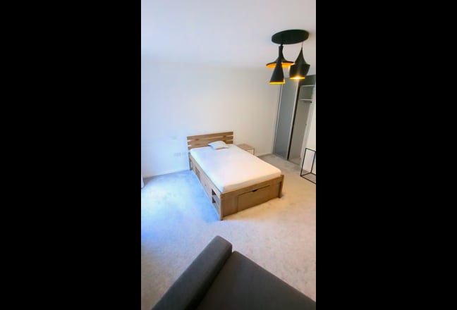 Extra‑spacious 2 bed flat, 2 balconies+ garden Main Photo