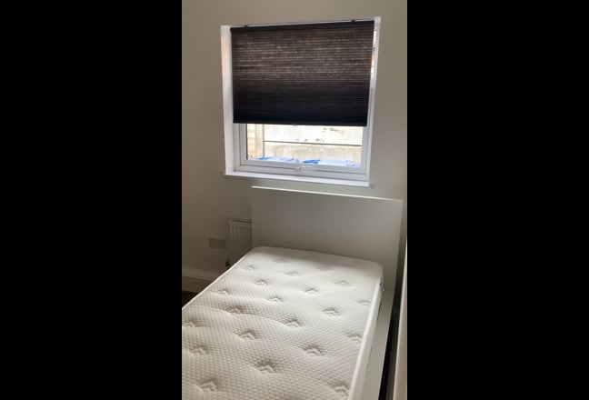 Double Ensuite Room with off Street Parking Main Photo