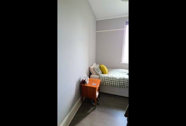 1br in v large 2br flat on High St Ken, Hyde Park Main Photo