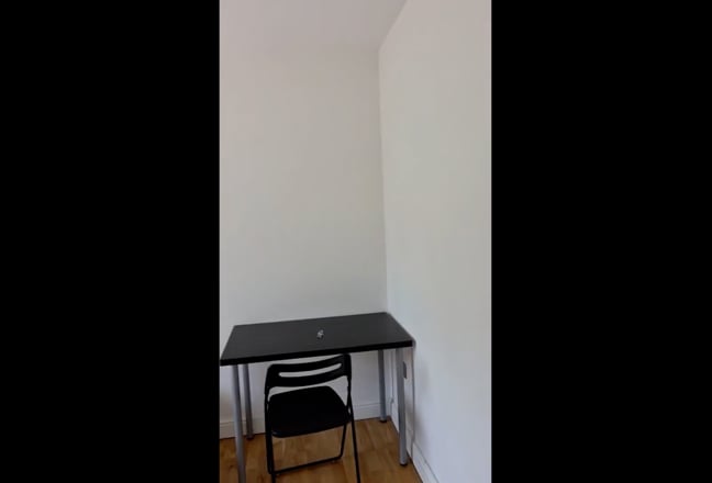 Light and Warm Furnished Double Bedroom Zone 2  Main Photo
