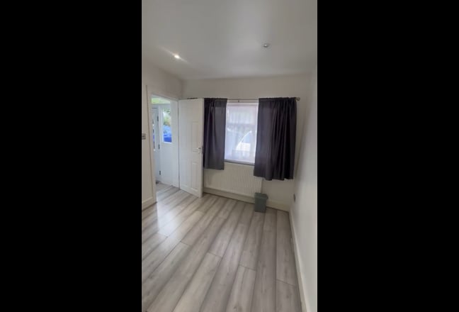 1 Room with e-suite with separate entrance  Main Photo