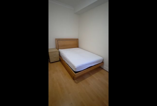 1 Double Bedroom to Rent, Western Rd *Female Only* Main Photo