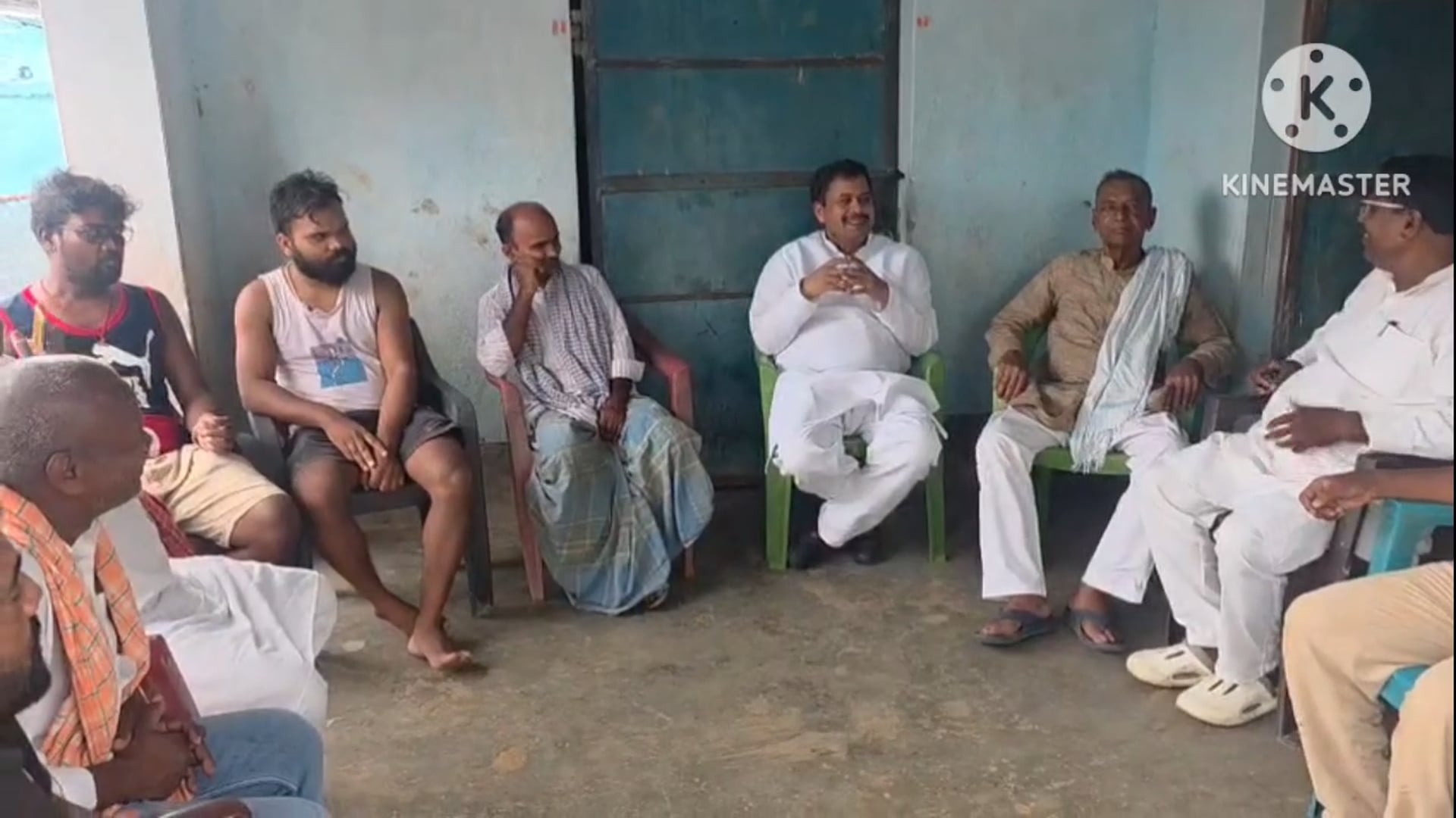 प्रमुख की माता एवं प्रमोद राय के आकस्मिक निधन पर शोकाकुल परिजनों से मिले सांसद, दिवंगत के तैल चित्र पर पुष्प अर्पित की