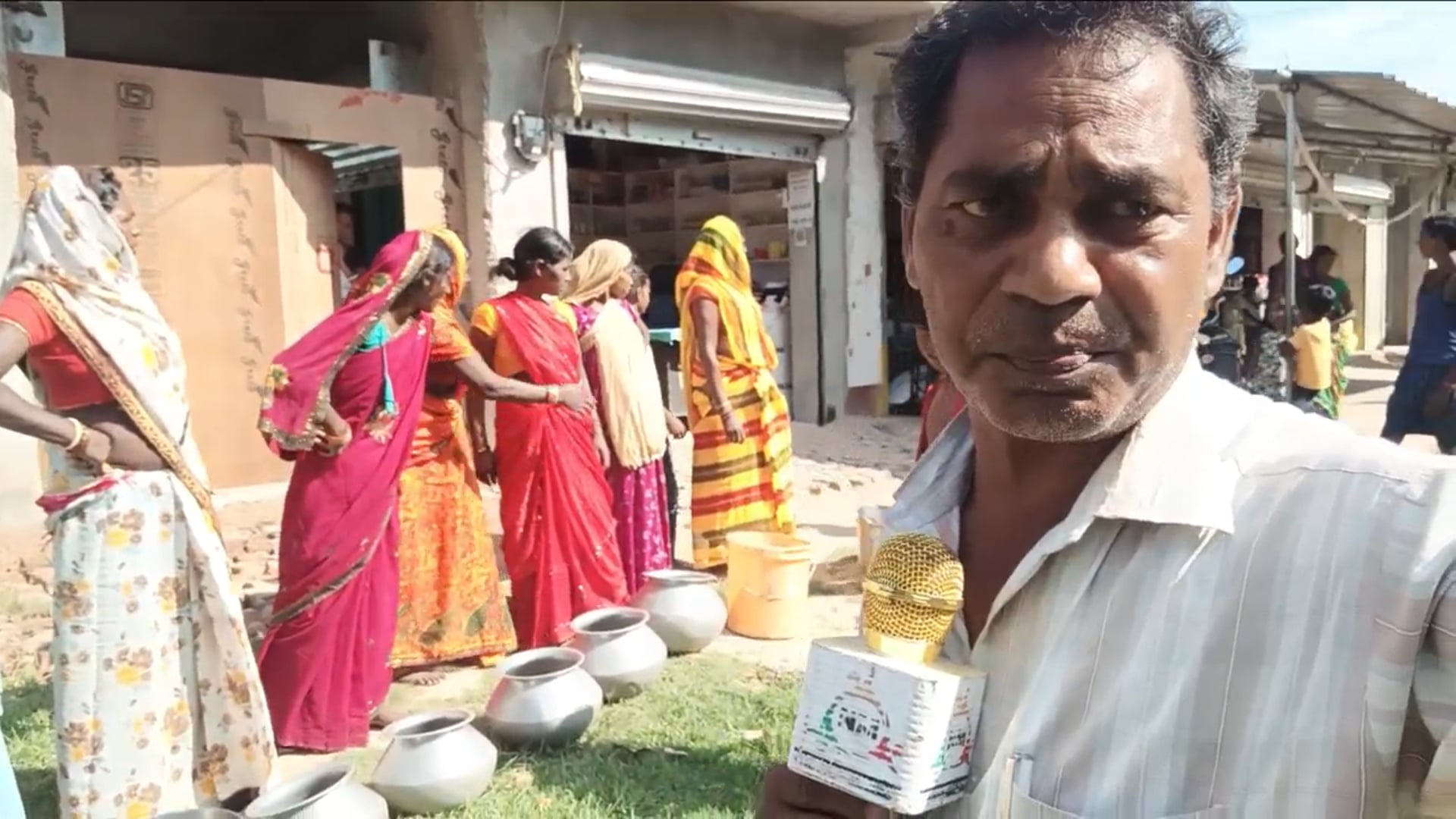 प्रखंड के जनकपुर गांव के महान दलित टोला में पानी की भारी समस्या, दूसरे गांव से पानी लाकर पी रहे लोग