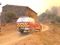 Els Bombers descarten donar per controlat l'incendi de Les Gavarres