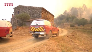 Els Bombers descarten donar per controlat l'incendi de Les Gavarres