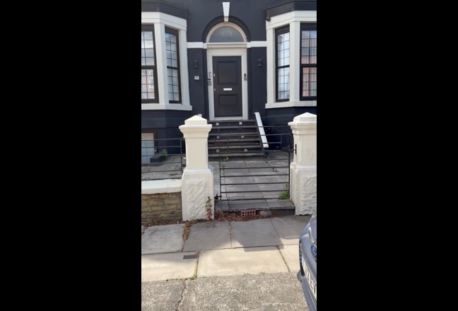 Double En-suite room avaialble now Huntly Road L6 Main Photo
