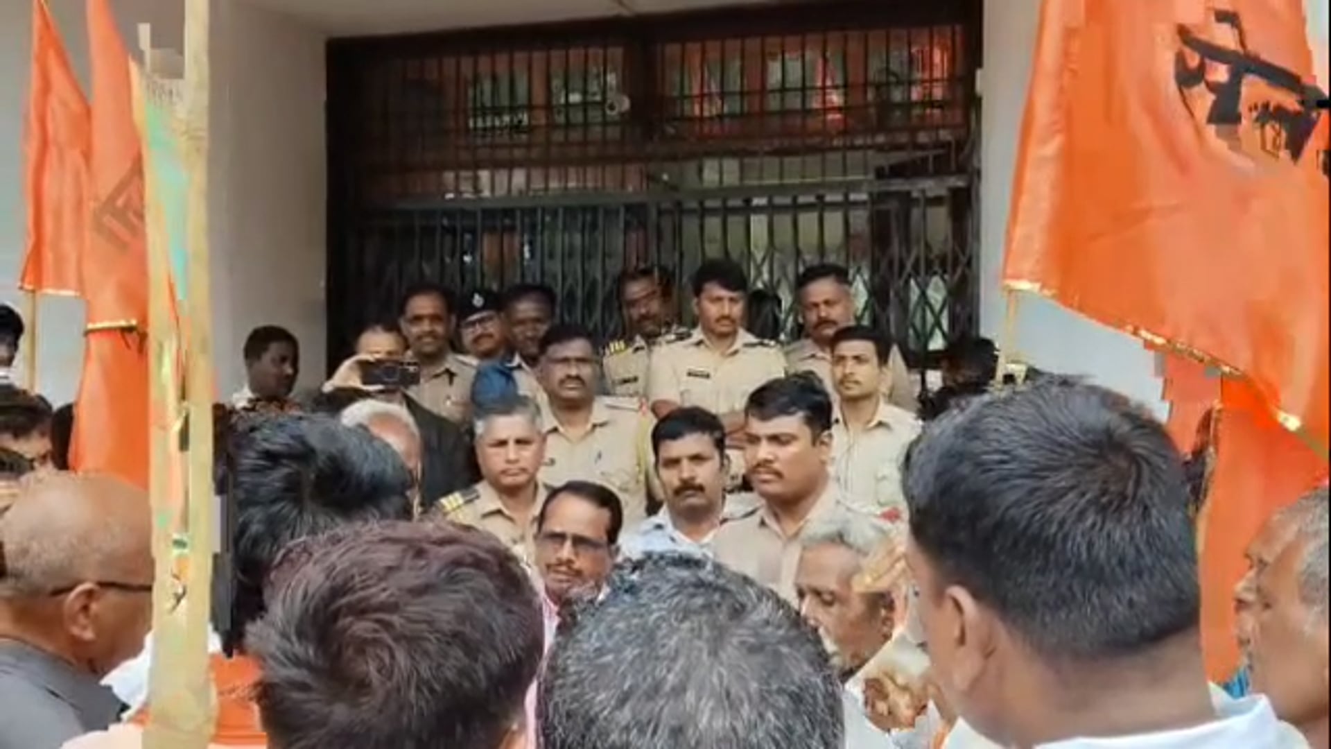 शेतरस्त्यासाठी संभाजी सेनेचे रेणापूर तहसील कार्यालयासमोर आत्मदहन आंदोलन