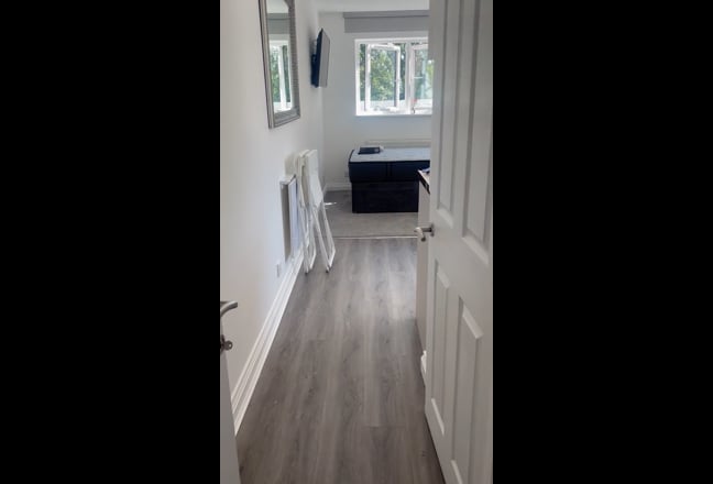 Luxury Self-Contained Studio Flat Oakwood N14  Main Photo