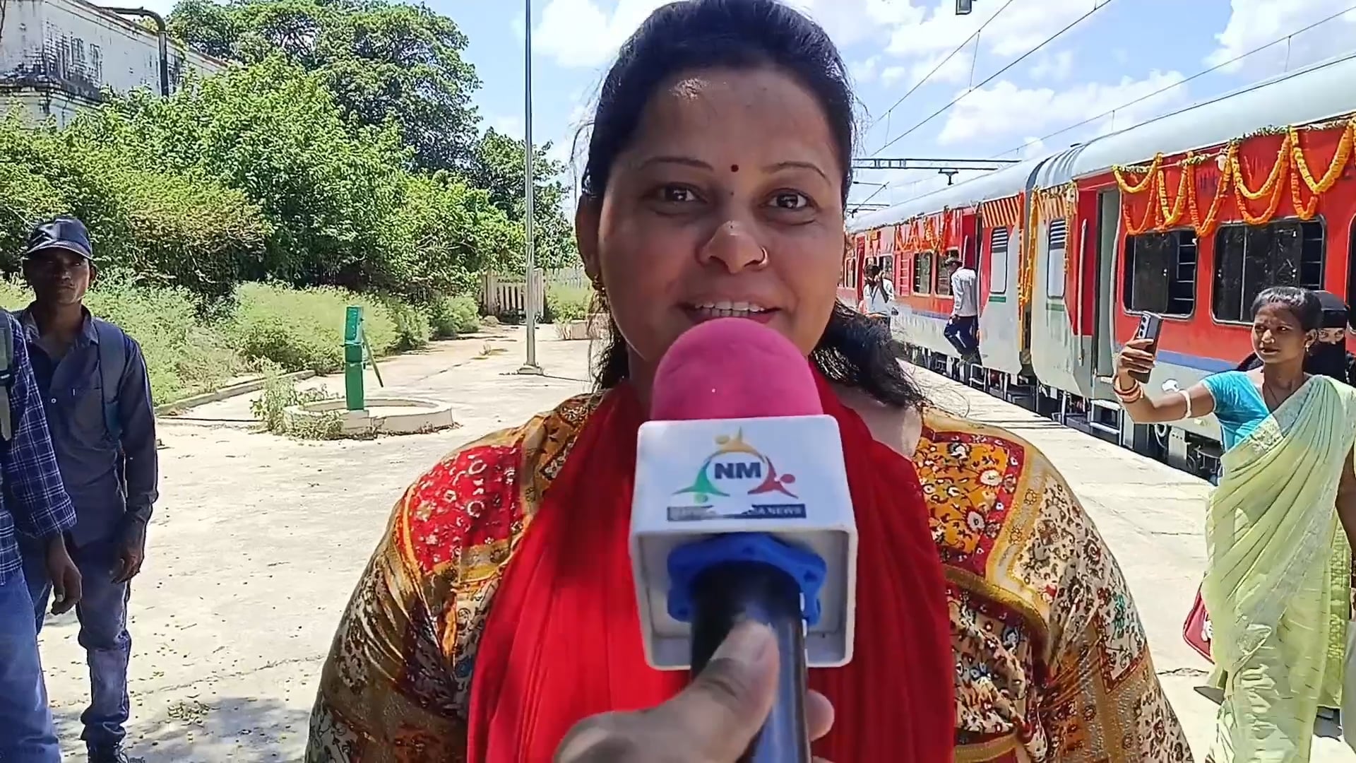 पीलीभीत से स्पेशल ट्रेन शाहजहांपुर ई सरिता दीक्षित ने बताया रेल मंत्री का धन्यवाद