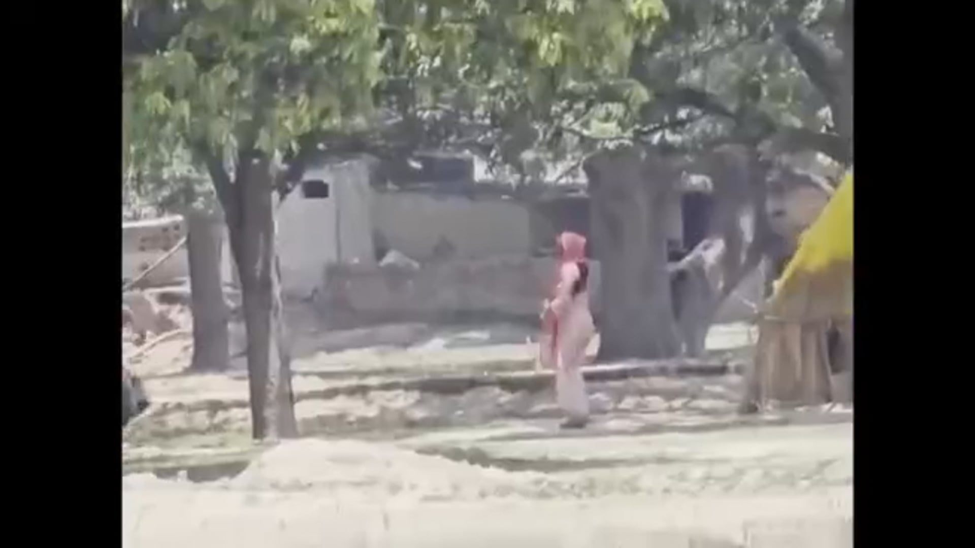 ▶️.....मामला प्रतापगढ़ यूपी के लीलापुर थाना अन्तर्गत मझवारा गांव का बताया जा रहा है जहां औरतें की लड़ाई में एक नौजवान अकेली औरत पर लाठियां भांज रहा है योगी जी की प्रतापगढ़ पुलिस की नजर इस वीडियो पर पड़ी तो लड़के का लाइफ टाइम लंगड़ा होना तय है।