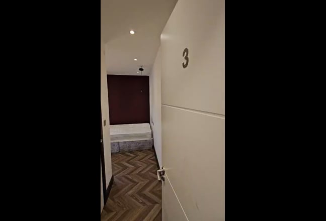 Spacious En-suite studio Universal Credit accepted Main Photo