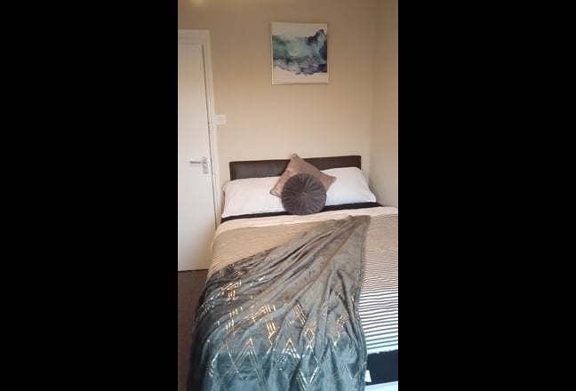 Ensuite Bedroom Close to Metro in Heaton Main Photo
