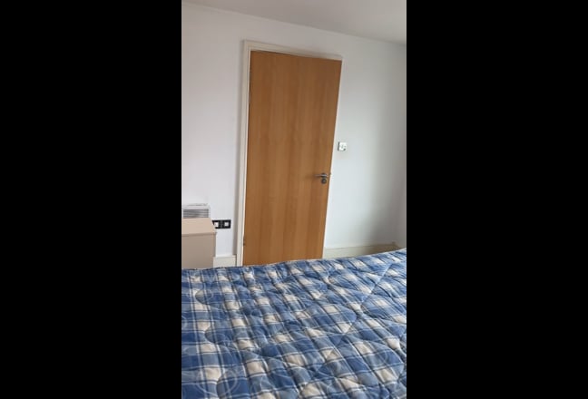Single Ensuite Room Available in Two-Bedroom Flat Main Photo