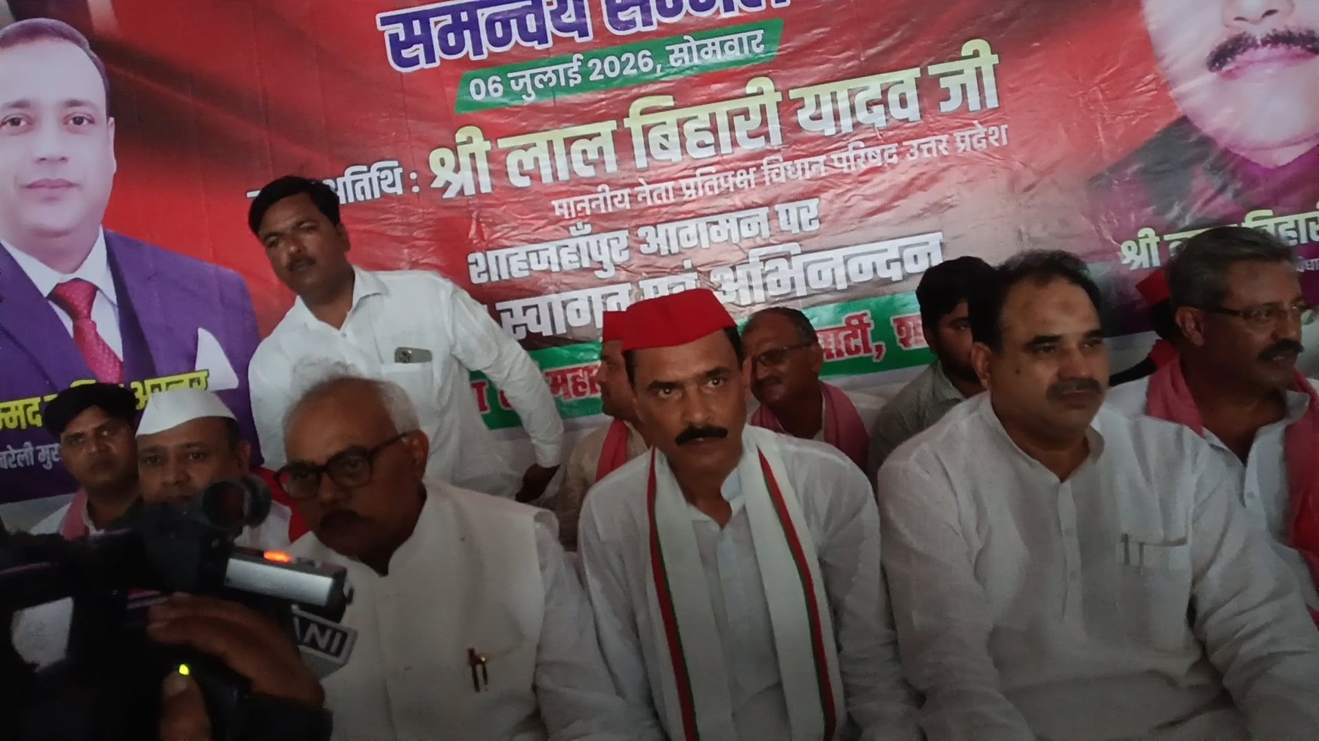 सपा के नेता एक साथ दिखे सभी लोग मंच पर शाहजहांपुर