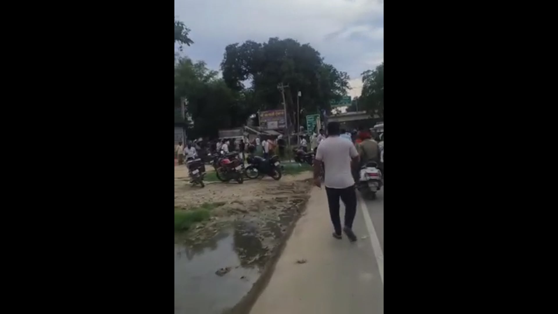 अंबेडकर नगर अकबरपुर ओवर ब्रिज के पास सड़क हादसा।