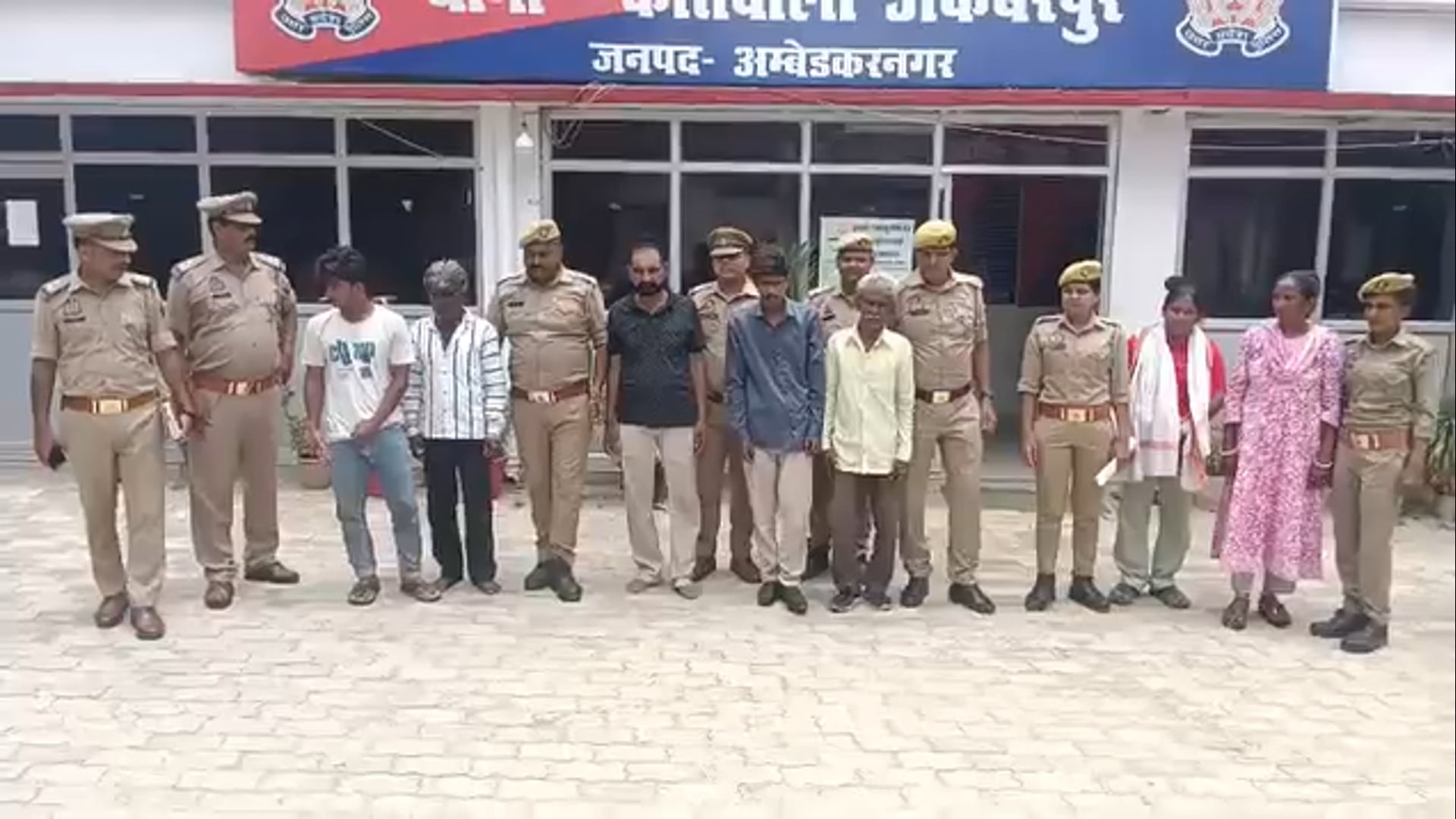 अम्बेडकरनगर अंतरराज्यीय मानव तस्करी गिरोह का पर्दाफाश 7 गिरफ्तार अपहृत युवती बरामद