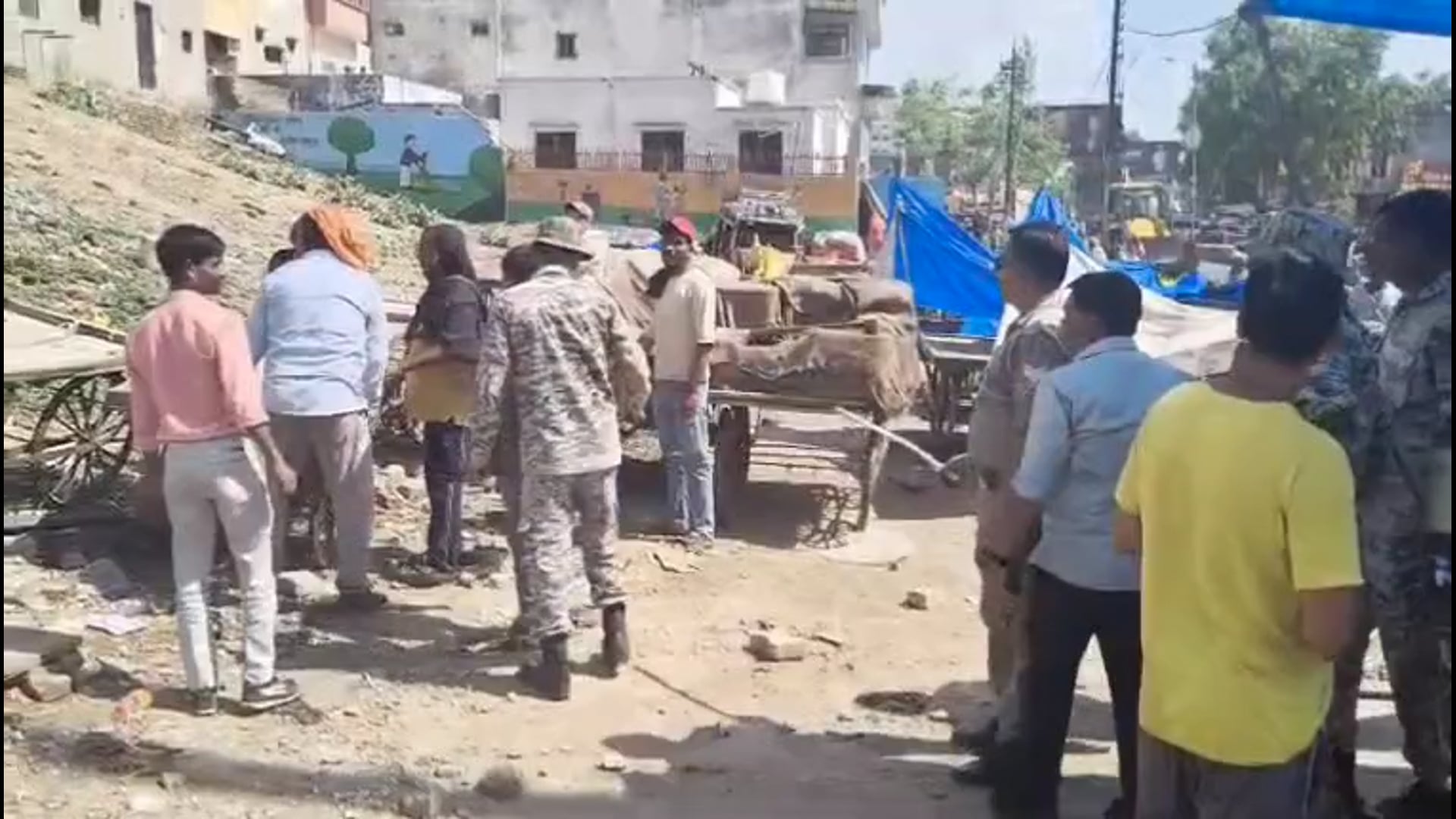 मथुरा में चला बुलडोजर नहीं, कानून का डंडा! अतिक्रमणकारियों पर नगर निगम की बड़ी कार्रवाई, 19 हजार का जुर्माना