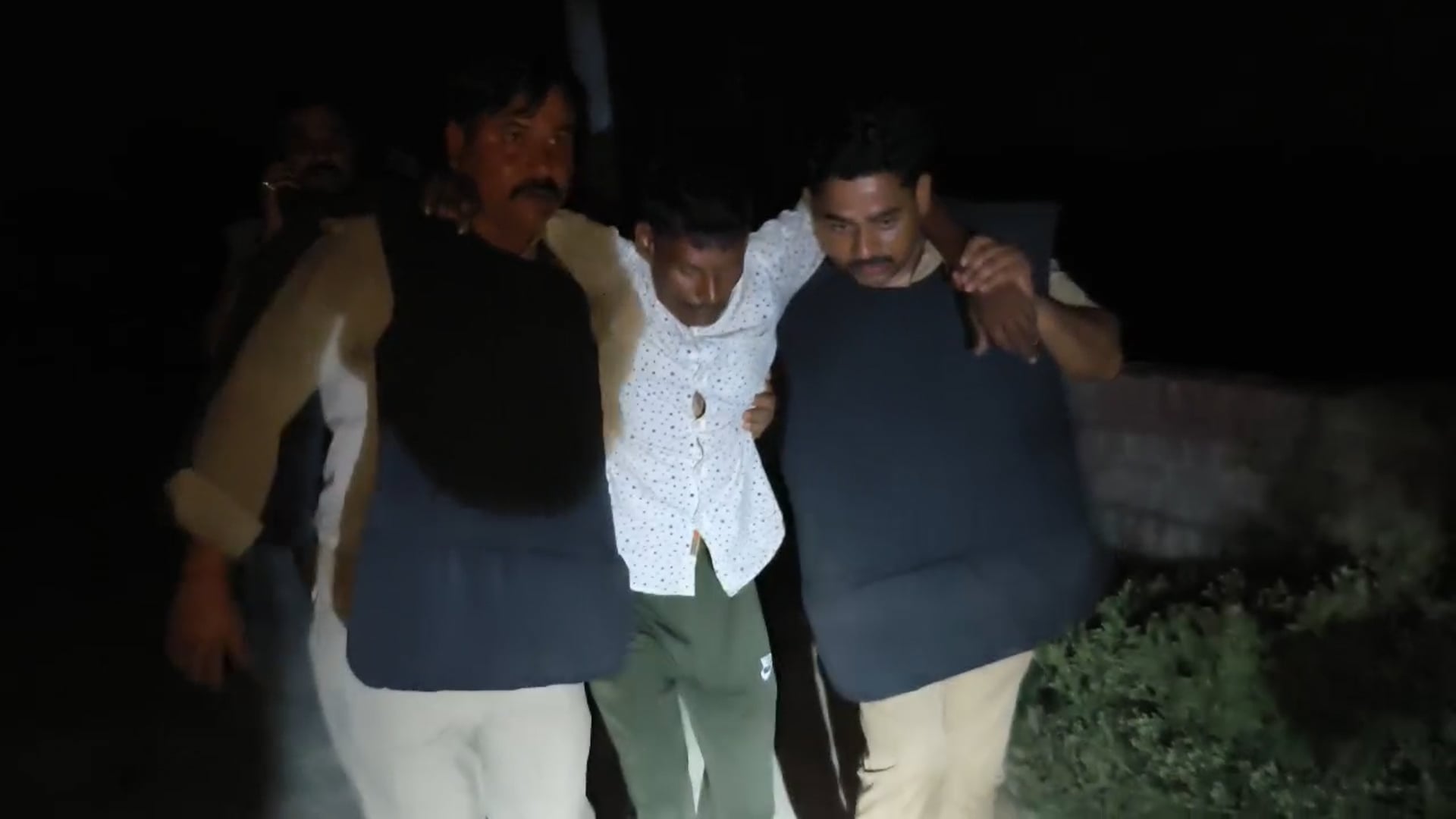 ​अंबेडकर नगर
बेवाना पुलिस को मिली बड़ी कामयाबी 1 लाख के इनामी अपराधी का एनकाउंटर।